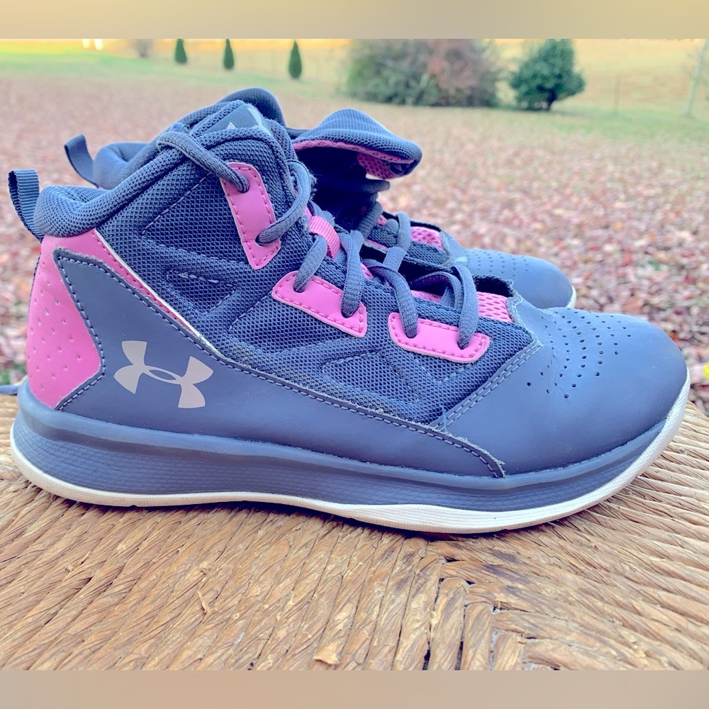 Girls Under Armour size 3 Purple Basketball Shoes
